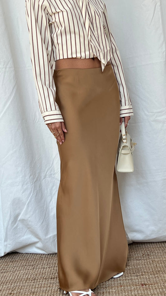 Falda de satin en color camel