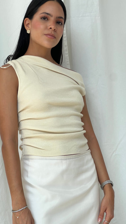 Top asimetrico en color butter